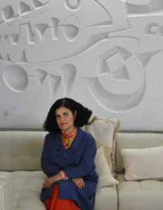 Rufina Santana junto a uno de los murales con autoría de César Manrique que el Hotel Meliá Salinas de Costa Teguise-Lanzarote posee